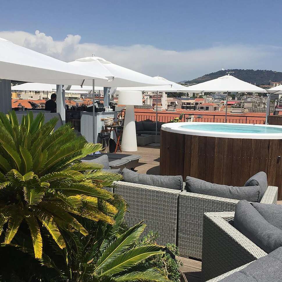 Een foto van het terras bij Hotel Monsigny