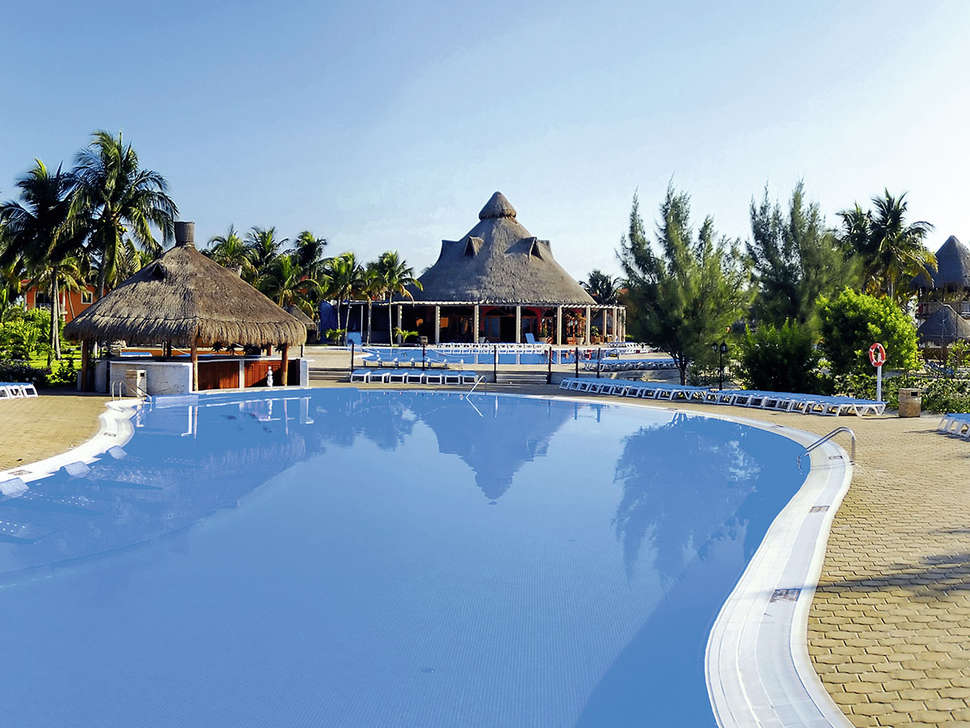 Een foto van het zwembad bij Ocean Maya Royale