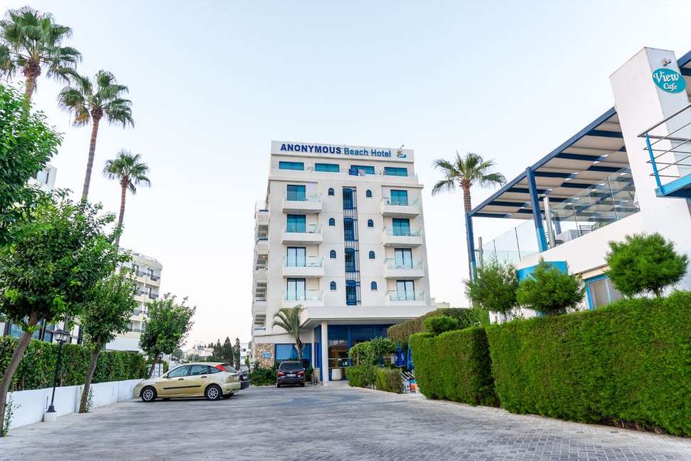 Een foto van de buitenkant van Anonymous Beach Hotel