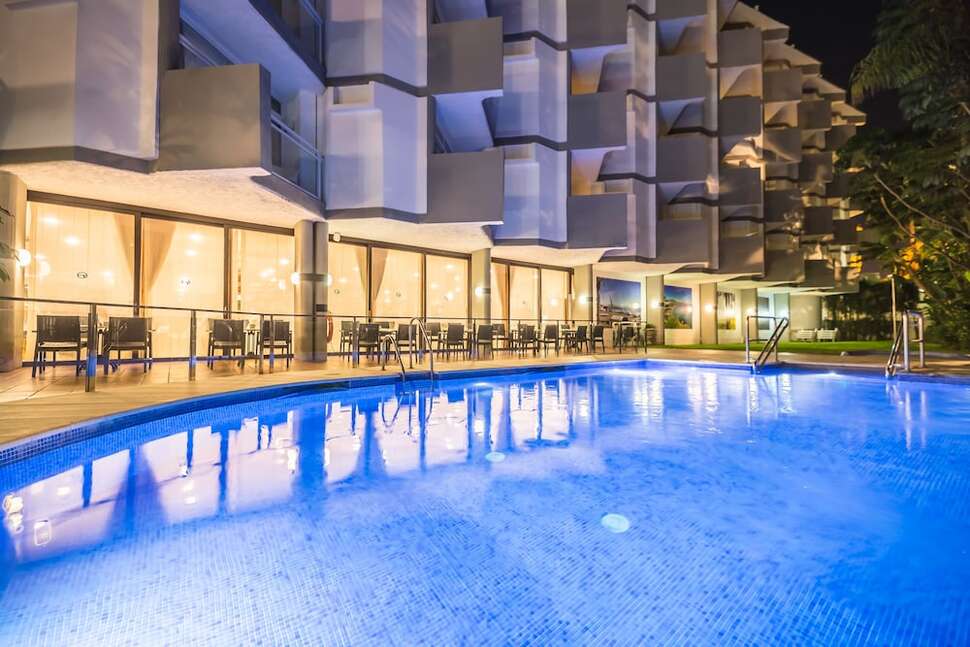 Een foto van het zwembad bij AluaSun Lago Rojo Hotel
