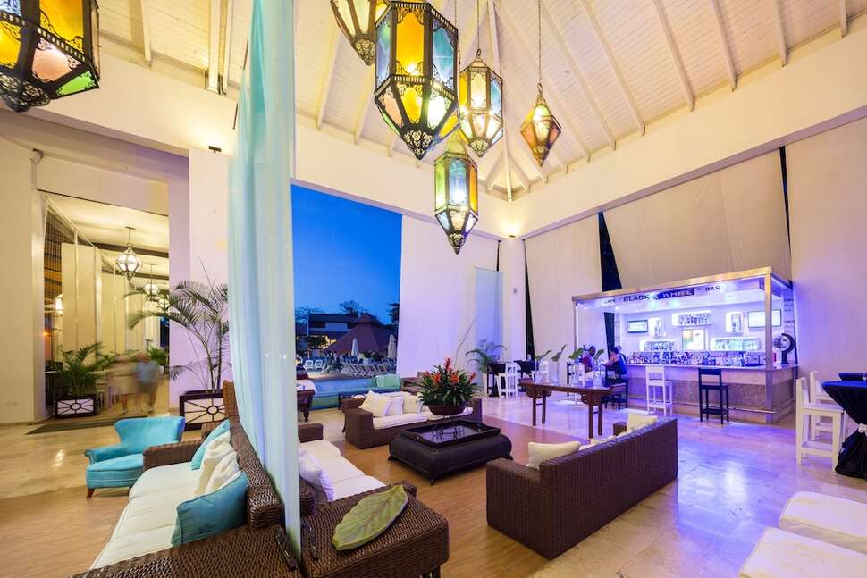 Een foto van het interieur van BlueBay Villas Doradas