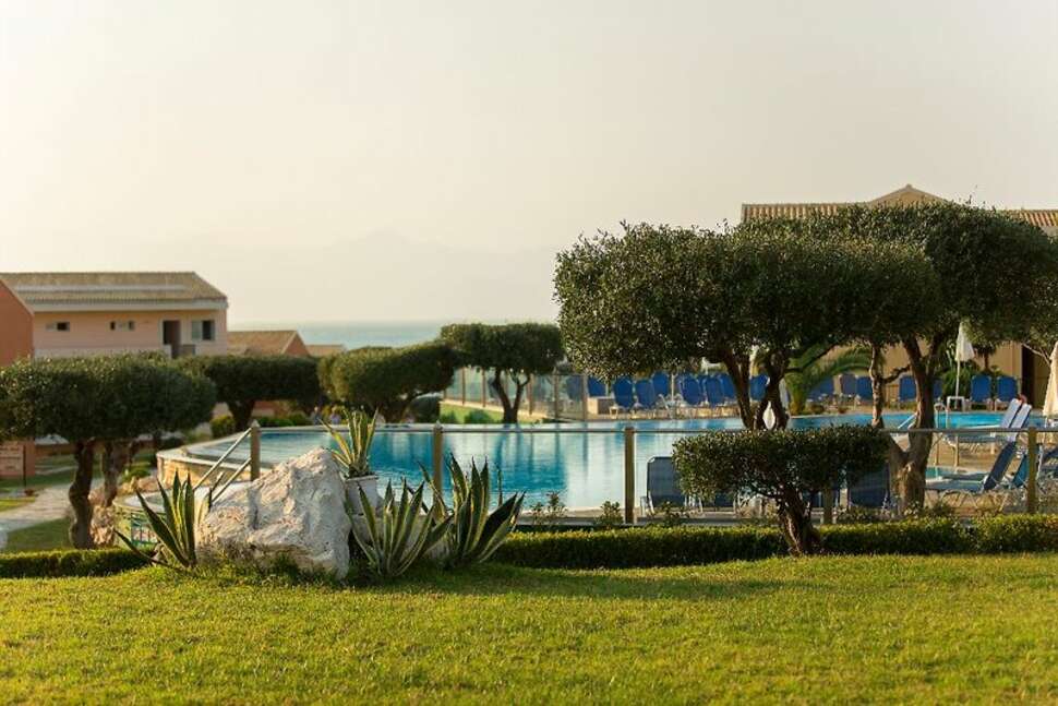 Een foto van het zwembad bij Mareblue Beach Resort