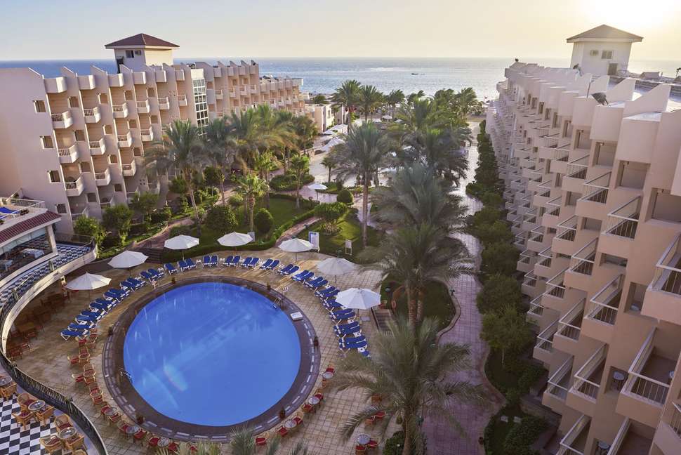 Een foto van het zwembad bij Sea Star Beau Rivage