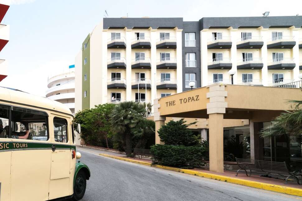 Een foto van de buitenkant van Topaz Hotel
