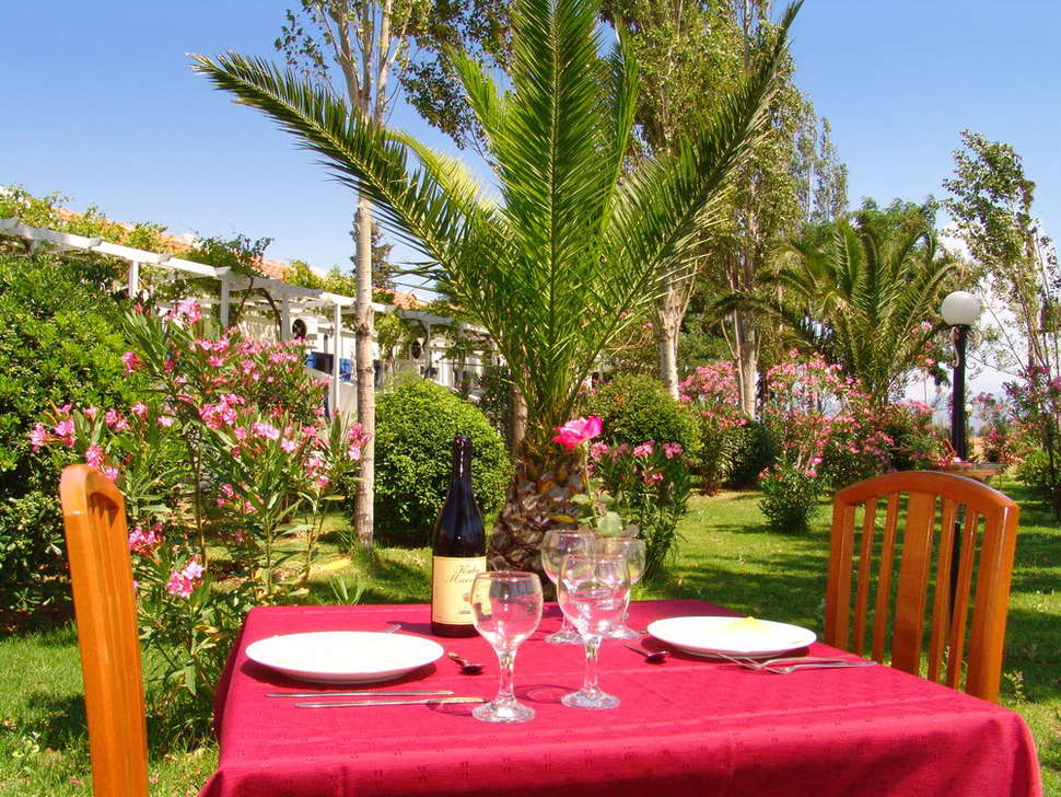 Een foto van het terras bij Hotel Aegeon