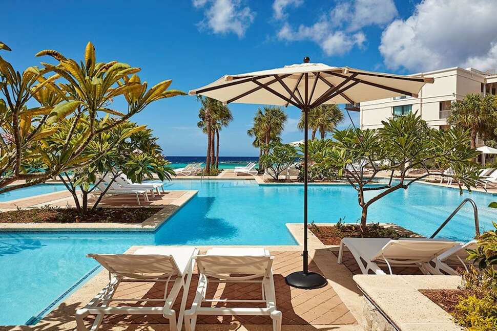 Een foto van het zwembad bij Curacao Marriott Beach Resort