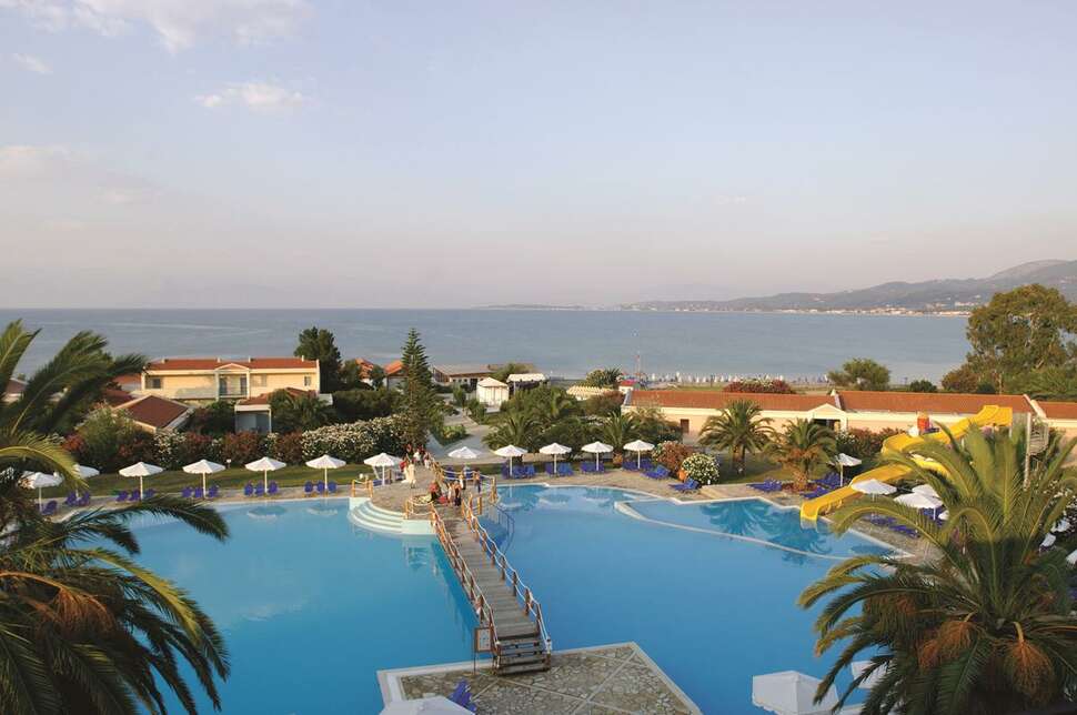 Een foto van het zwembad bij Roda Beach Resort & Spa