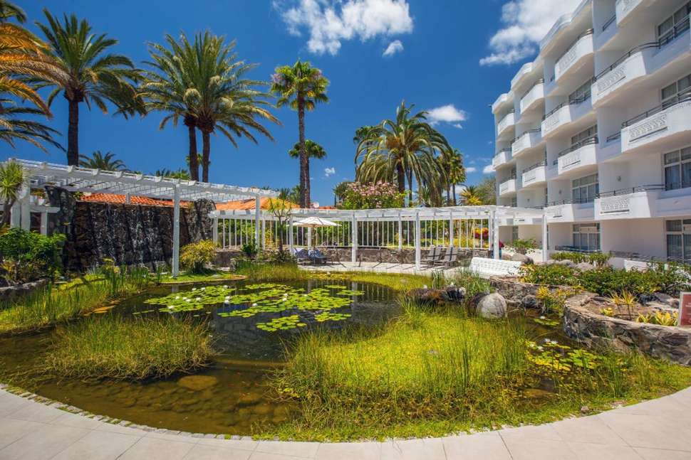 Een foto van het terras bij Abora Catarina by Lopesan Hotels