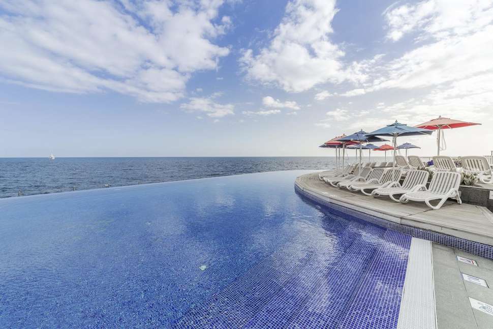 Een foto van het zwembad bij Hotel Marina Suites