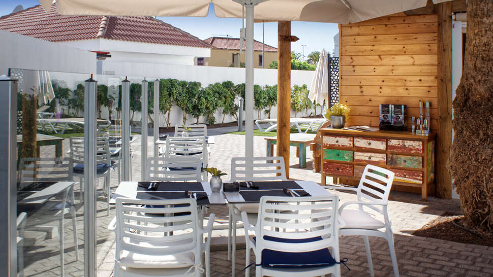Een foto van het terras bij FBC Fortuny Resort