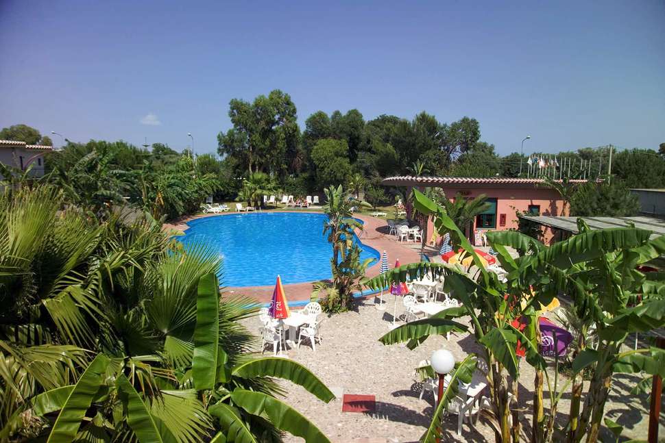Ein Foto vom Pool im Villaggio Alkantara