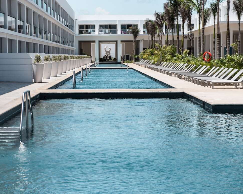 Een foto van het zwembad bij Platinum Yucatan Princess All Suites & Spa Resort