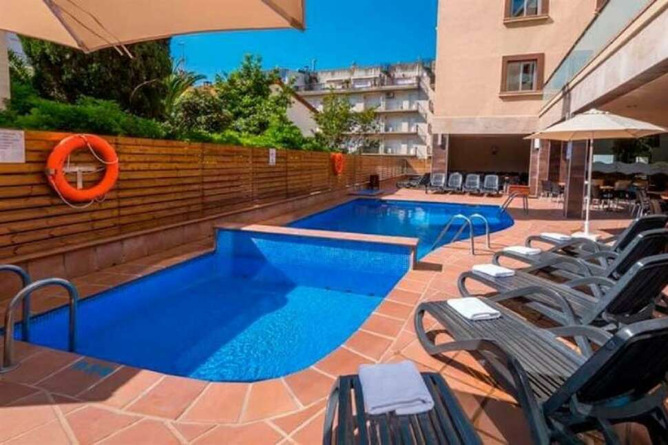 Een foto van het zwembad bij Hotel Tossa Beach