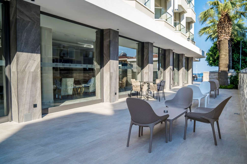 Een foto van het terras bij Premier Nergis Beach