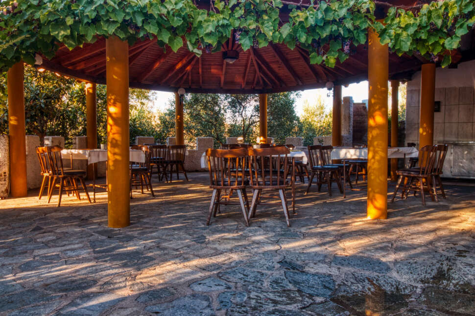 Een foto van het terras bij Geranion Village