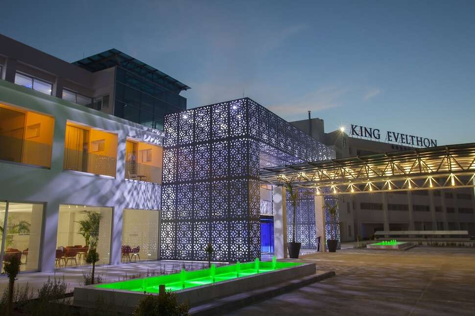 Ein Foto von der Außenansicht des The King Evelthon Beach Hotel & Resort