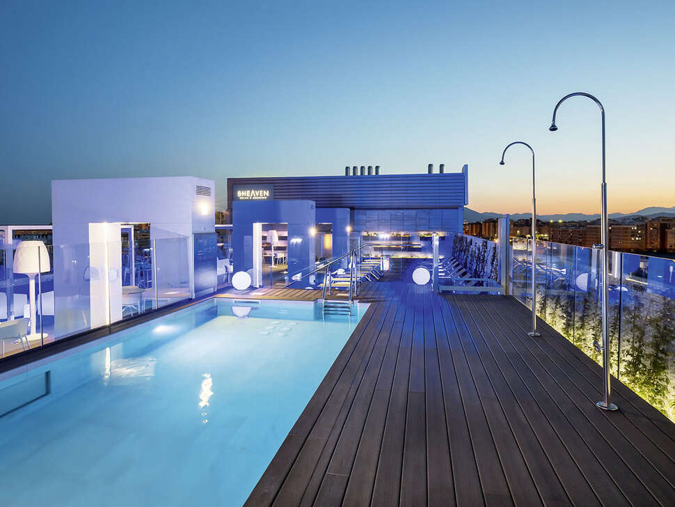 Een foto van het zwembad bij Barcelo Malaga