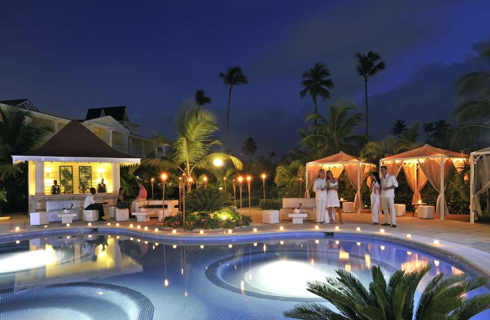 Een foto van het zwembad bij Luxury Bahia Principe Esmeralda