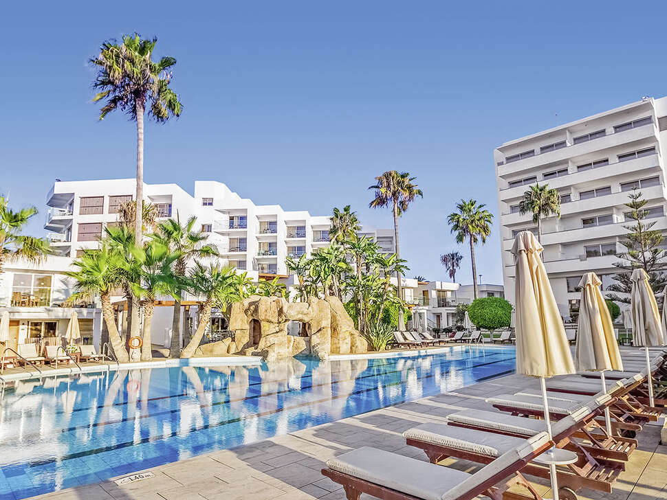 Een foto van het zwembad bij Adams Beach Hotel