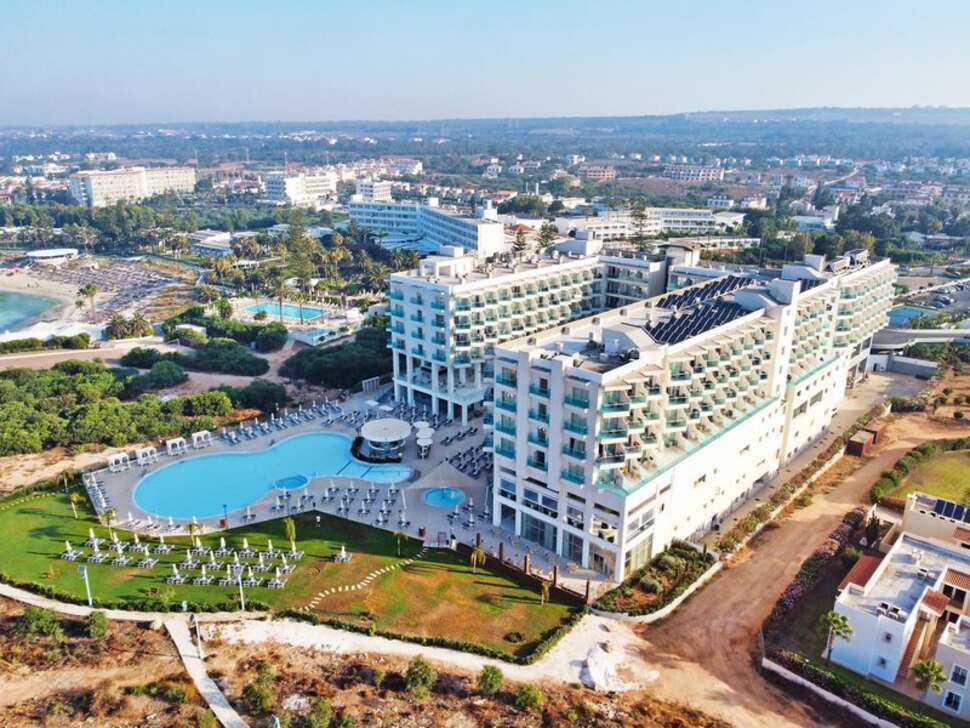 Een foto van het zwembad bij Nissiblu Beach Resort
