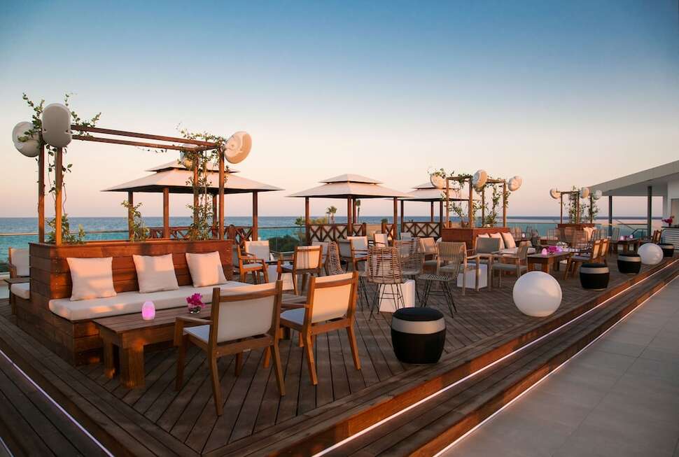Een foto van het terras bij Asterias Beach Hotel
