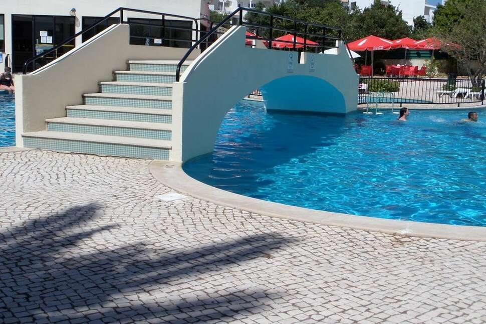 Een foto van het zwembad bij Clube Alvorferias