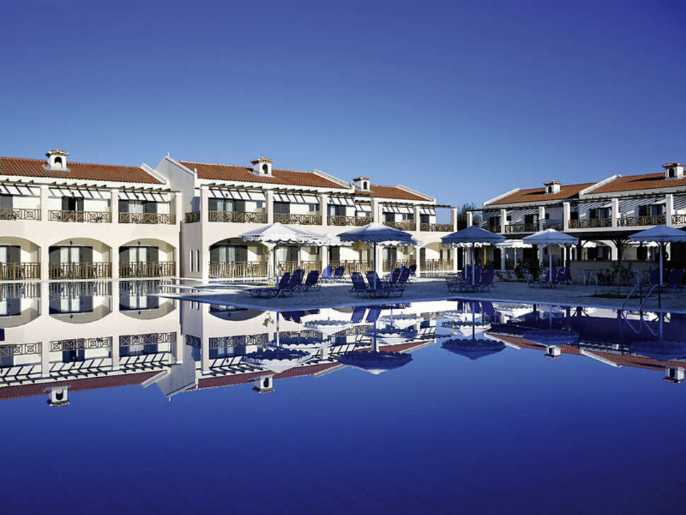 Een foto van het zwembad bij Roda Beach Resort & Spa