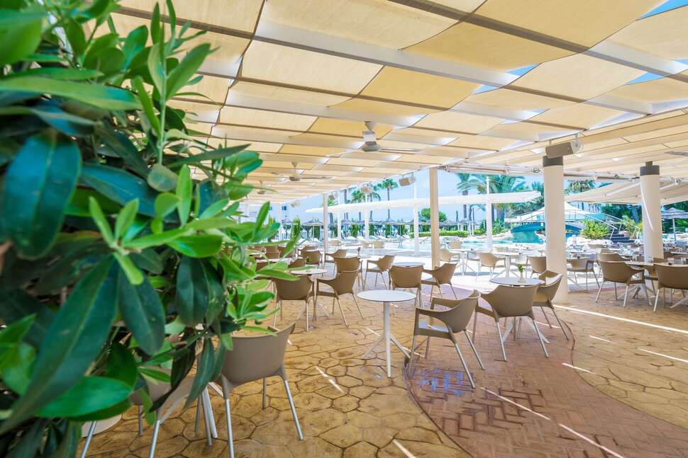 Een foto van het terras bij Tasia Maris Beach Hotel