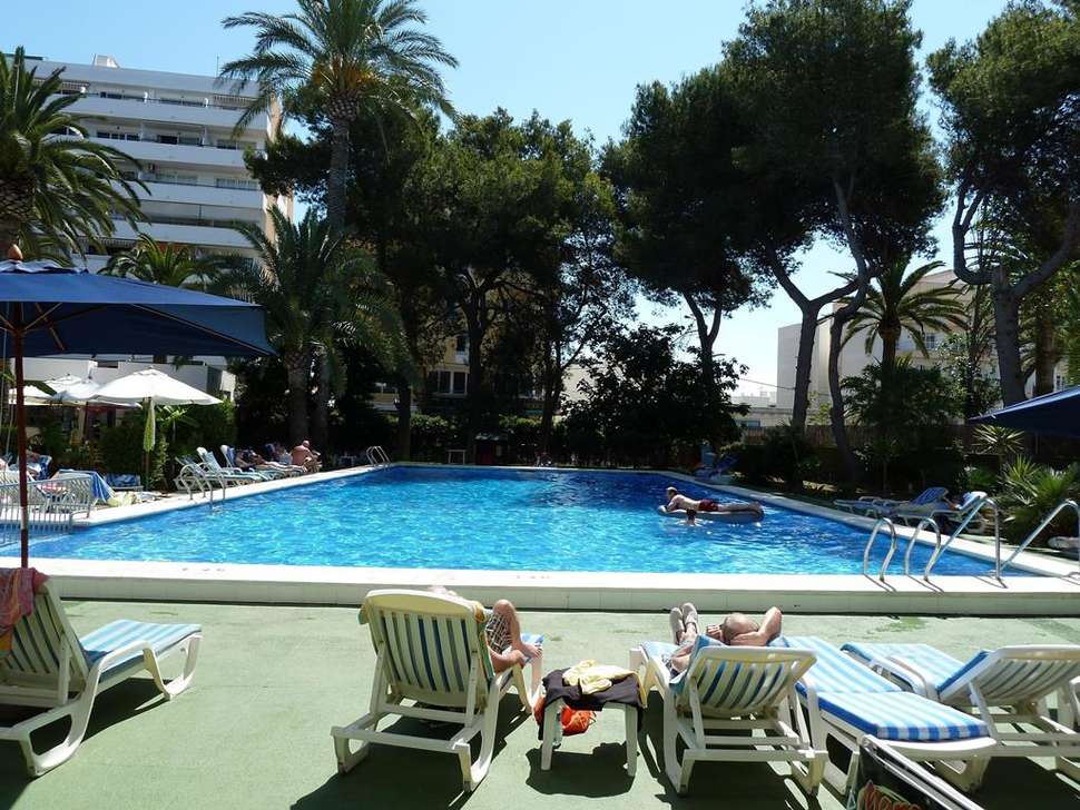 Een foto van het zwembad bij Arenal Hotel