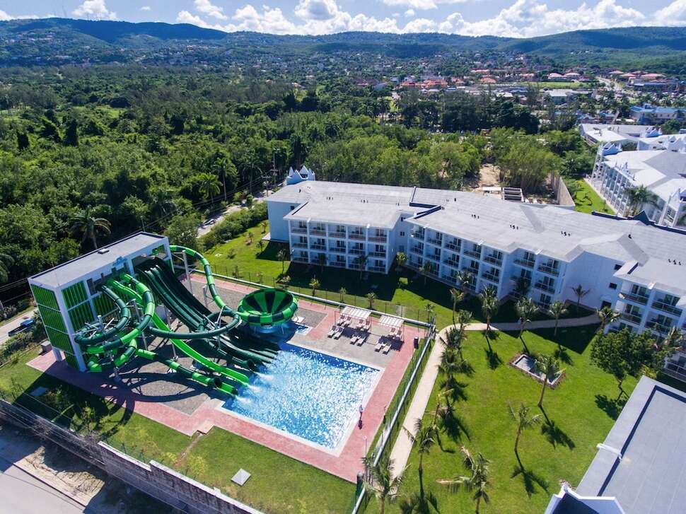 Een foto van het zwembad bij Riu Montego Bay