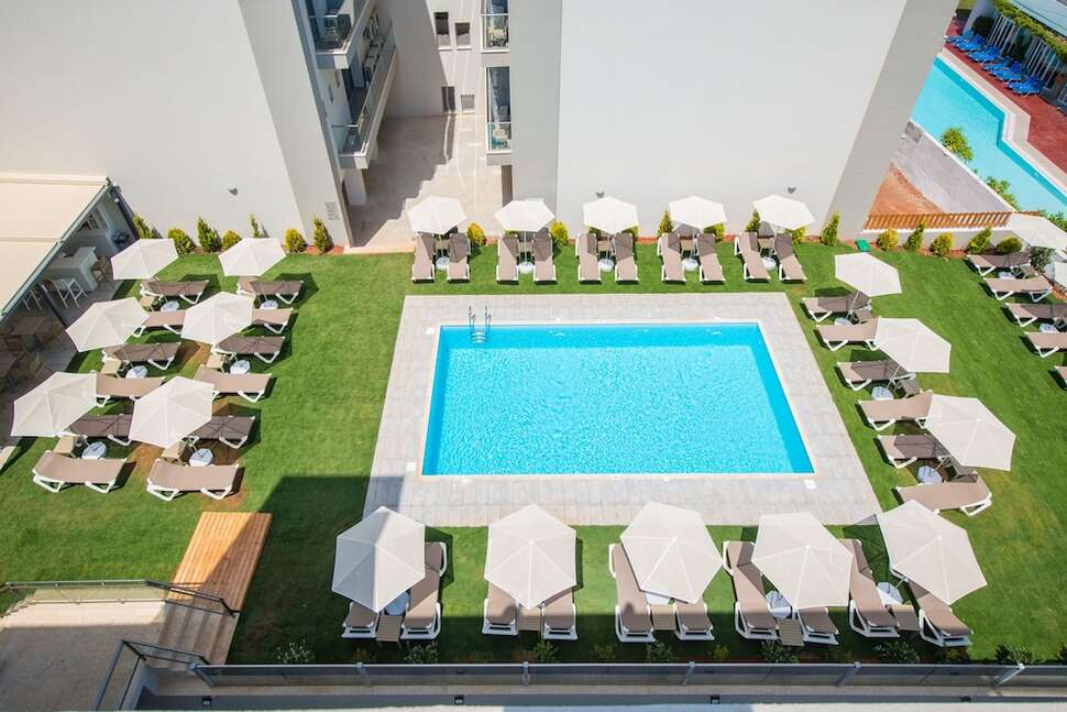 Een foto van het zwembad bij City Green Hotel