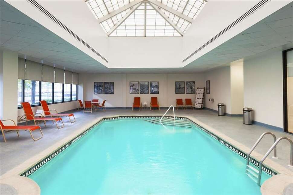 Een foto van het zwembad bij Sheraton Lincoln Harbor Hotel