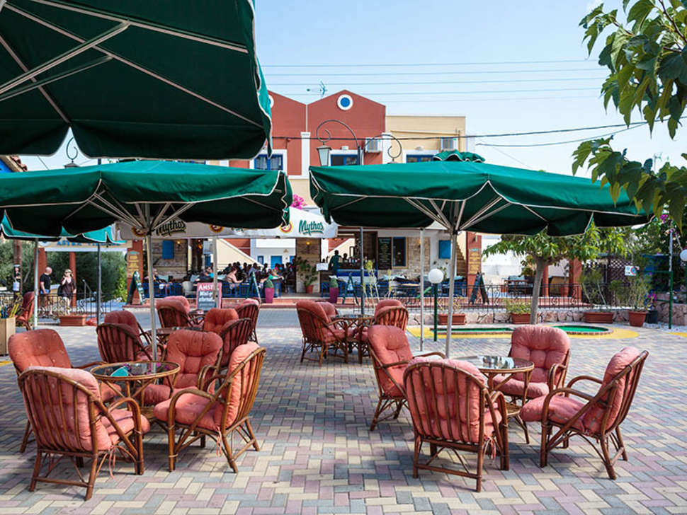 Een foto van het terras bij Astra Village