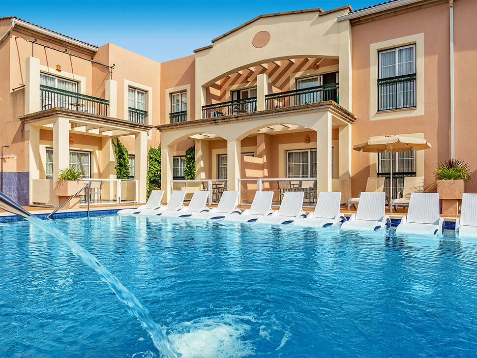 Een foto van het zwembad bij Hotel Zafiro Menorca