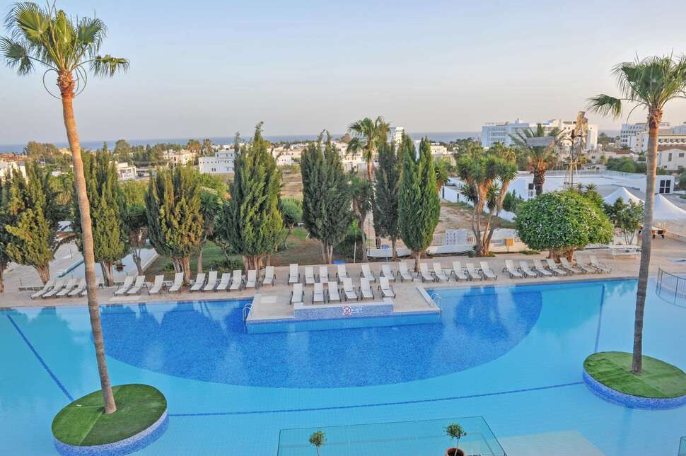 Een foto van het zwembad bij Fedrania Gardens Hotel