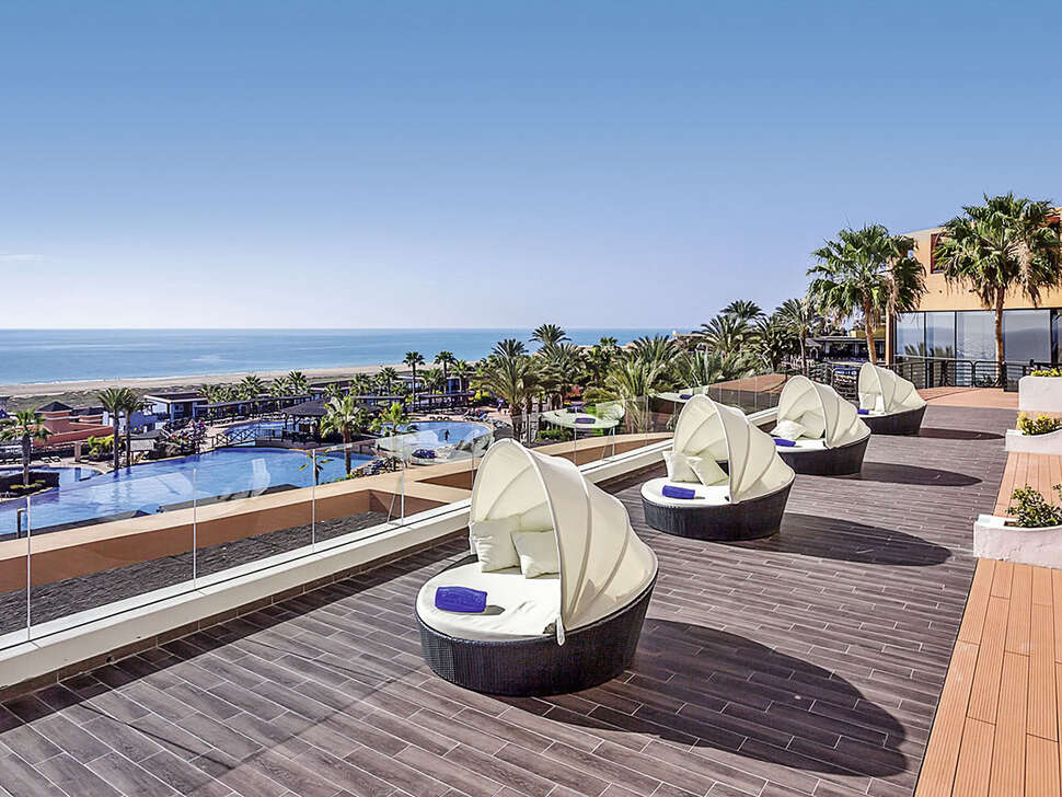 Een foto van het terras bij Occidental Jandia Royal Level