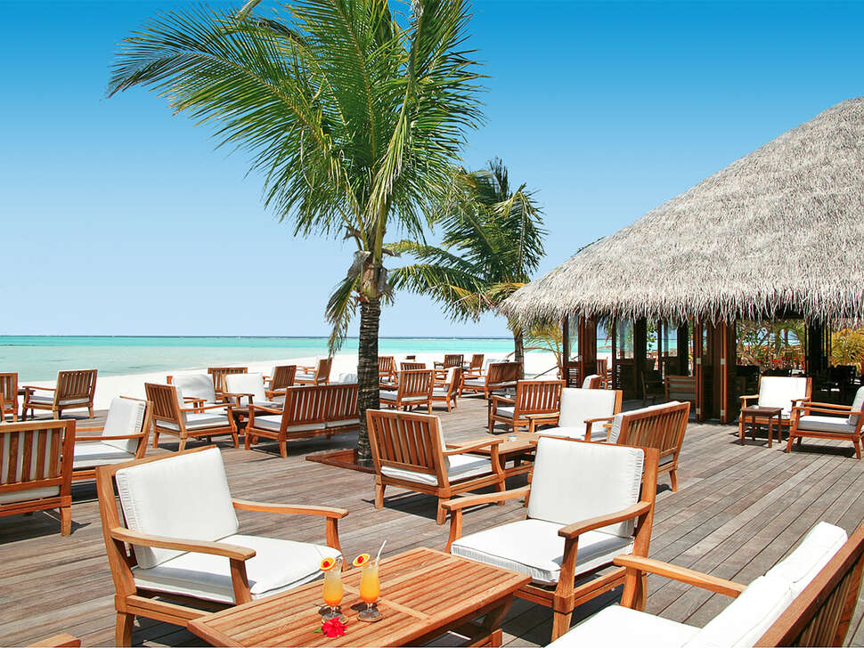 Een foto van het terras bij Meeru Island Resort & Spa