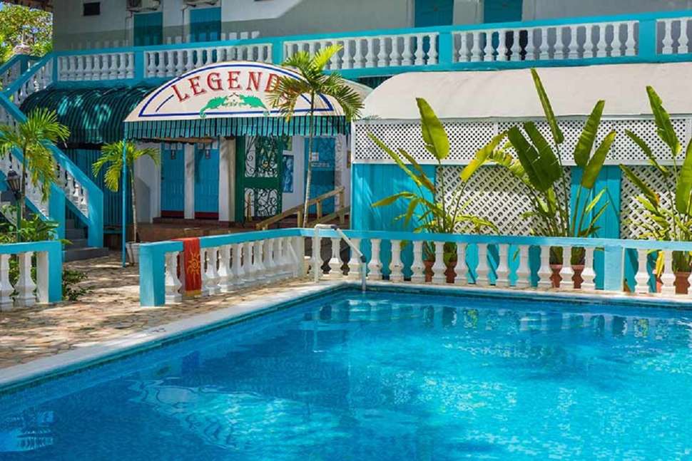 Een foto van het zwembad bij Legends Beach Resort