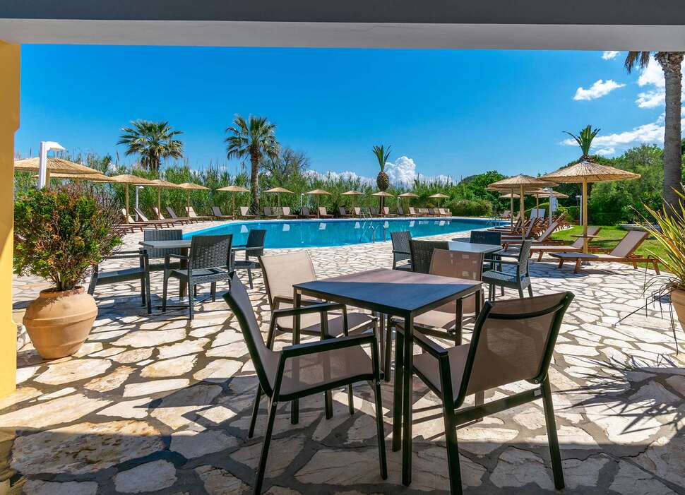 Ein Foto von der Terrasse im Hotel Ibiscus Corfu