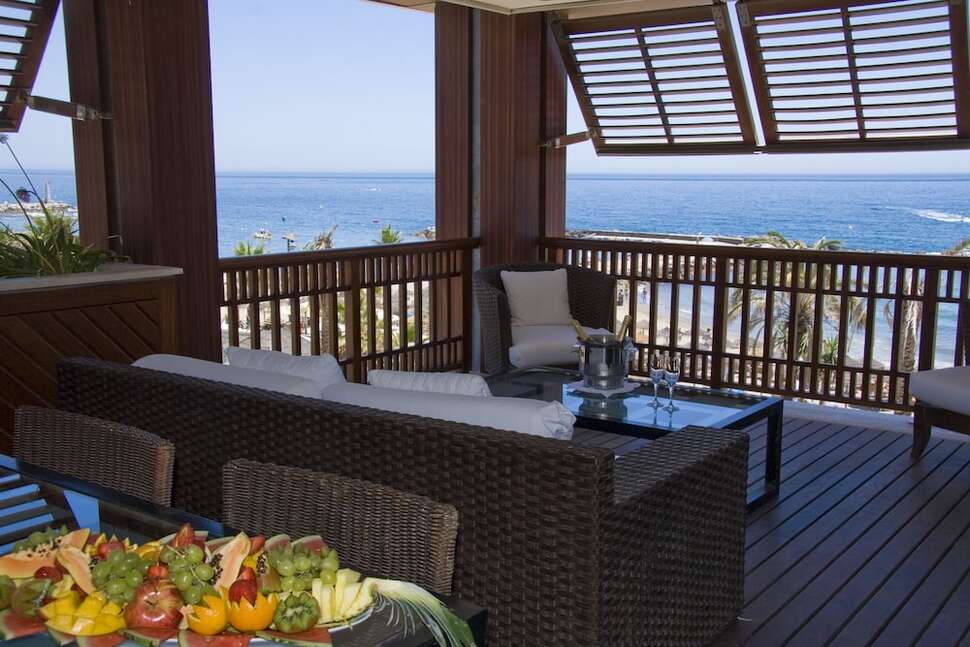 Een foto van het terras bij Gran Hotel Guadalpin Banus