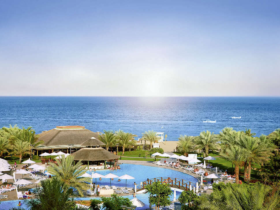 Een foto van het zwembad bij Fujairah Rotana Resort & Spa