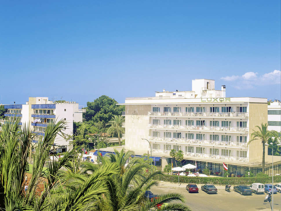 Ein Foto von der Außenansicht des Hotel & Aparthotel Luxor