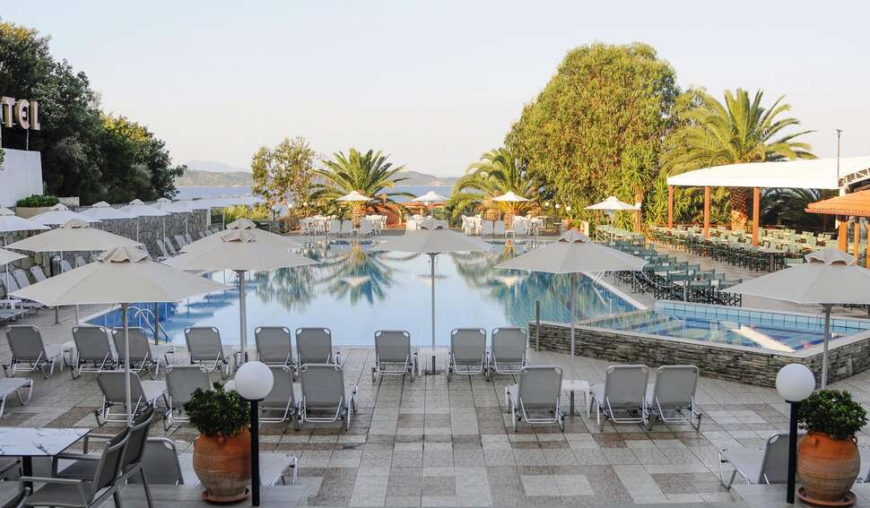Een foto van het zwembad bij Aristoteles Holiday Resort & Spa