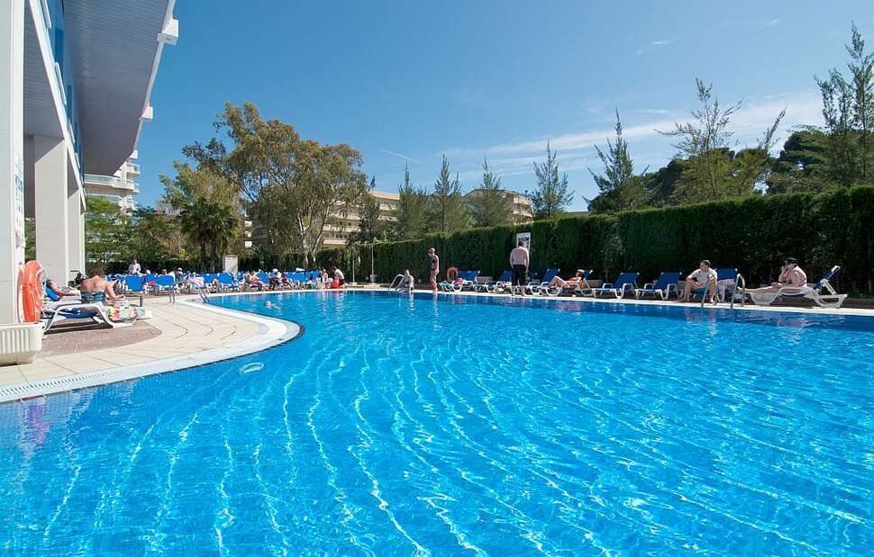 Een foto van het zwembad bij Hotel Piramide Salou