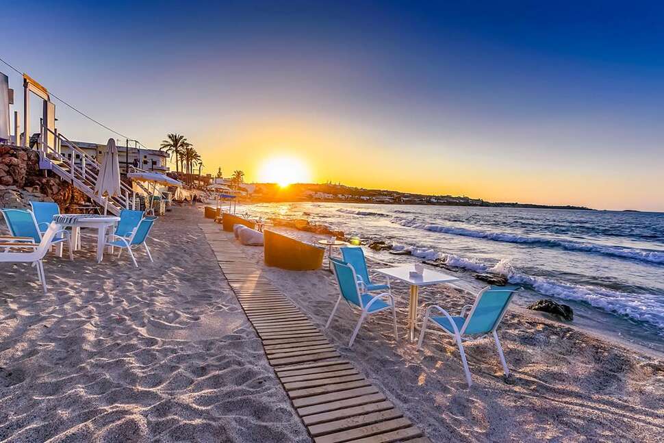 Ein Foto vom Strand beim Alia Beach Hotel