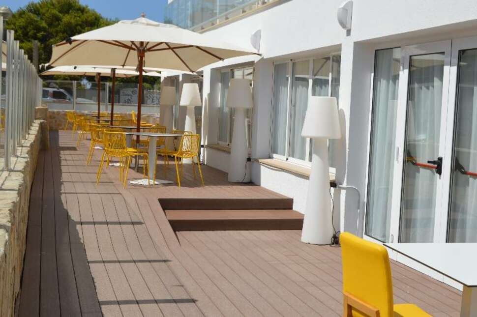 Een foto van het terras bij Hotel Sant Jordi