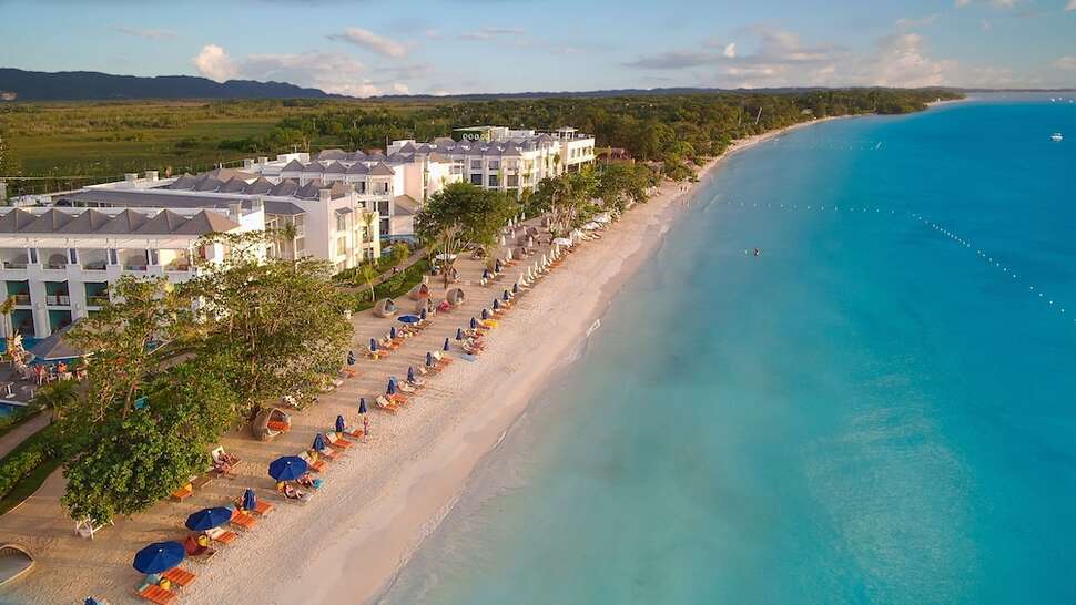 Een foto van het strand bij Azul Beach Resort Negril by Karisma
