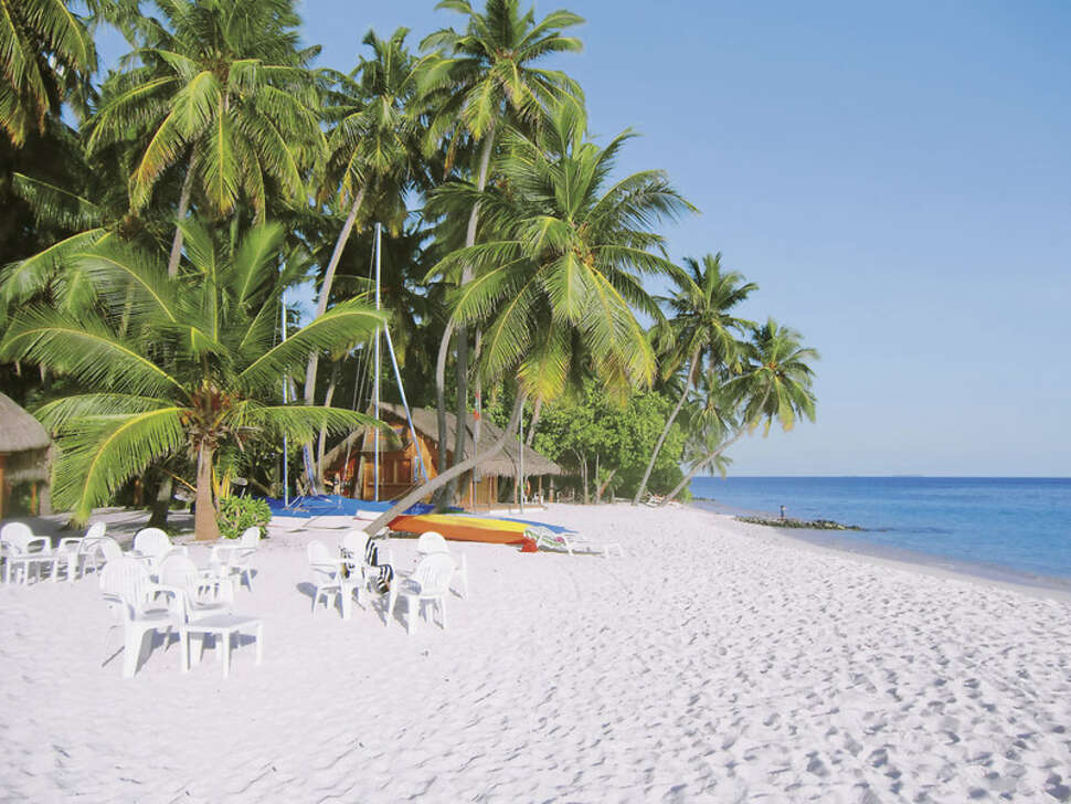 Een foto van het terras bij Fihalhohi Maldives