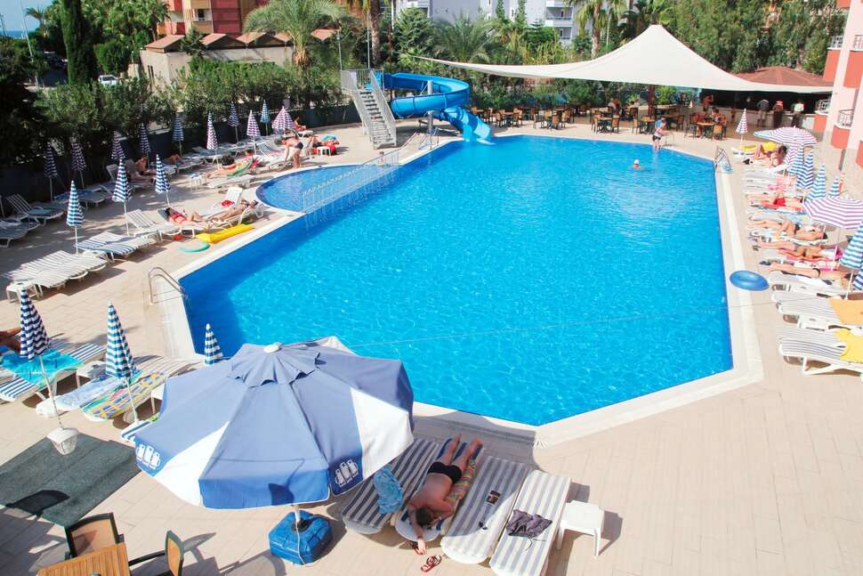 Ein Foto vom Pool im Simply Fine Hotel Alize