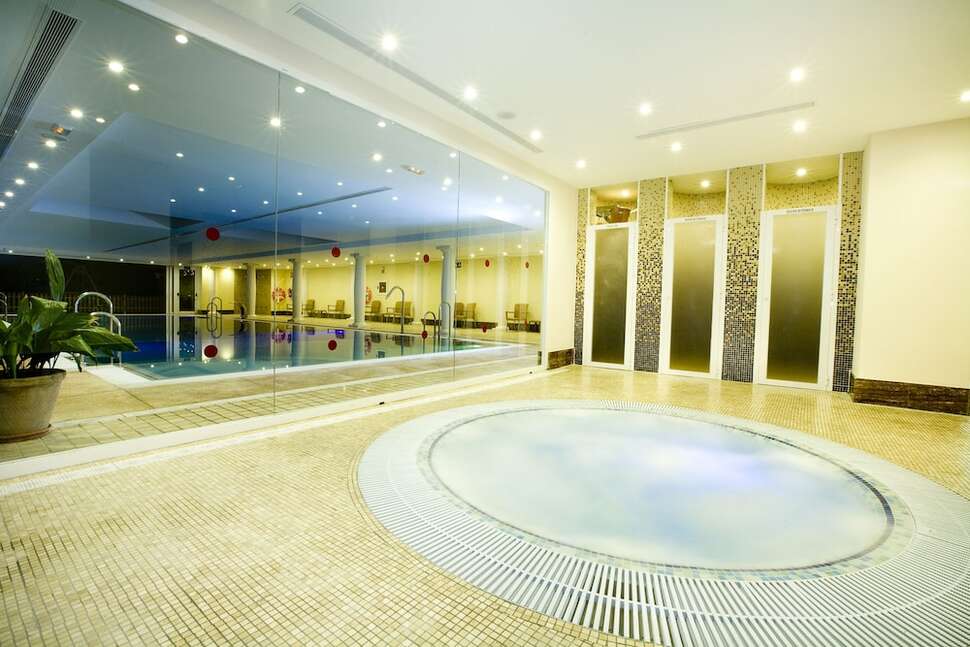 Een foto van het zwembad bij Hotel Monarque Cendrillon